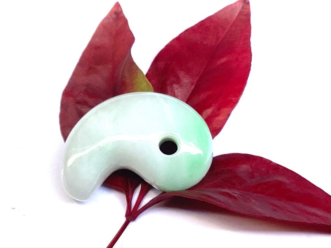 ✳premiumシリーズ　幸運の糸魚川翡翠翡翠 美麗 勾玉　御守りに　鑑別書付