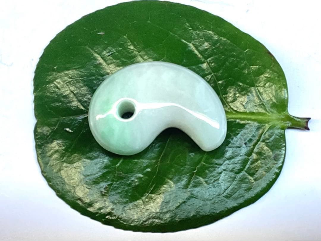 ✳premiumシリーズ　幸運の糸魚川翡翠翡翠 美麗 勾玉　御守りに　鑑別書付