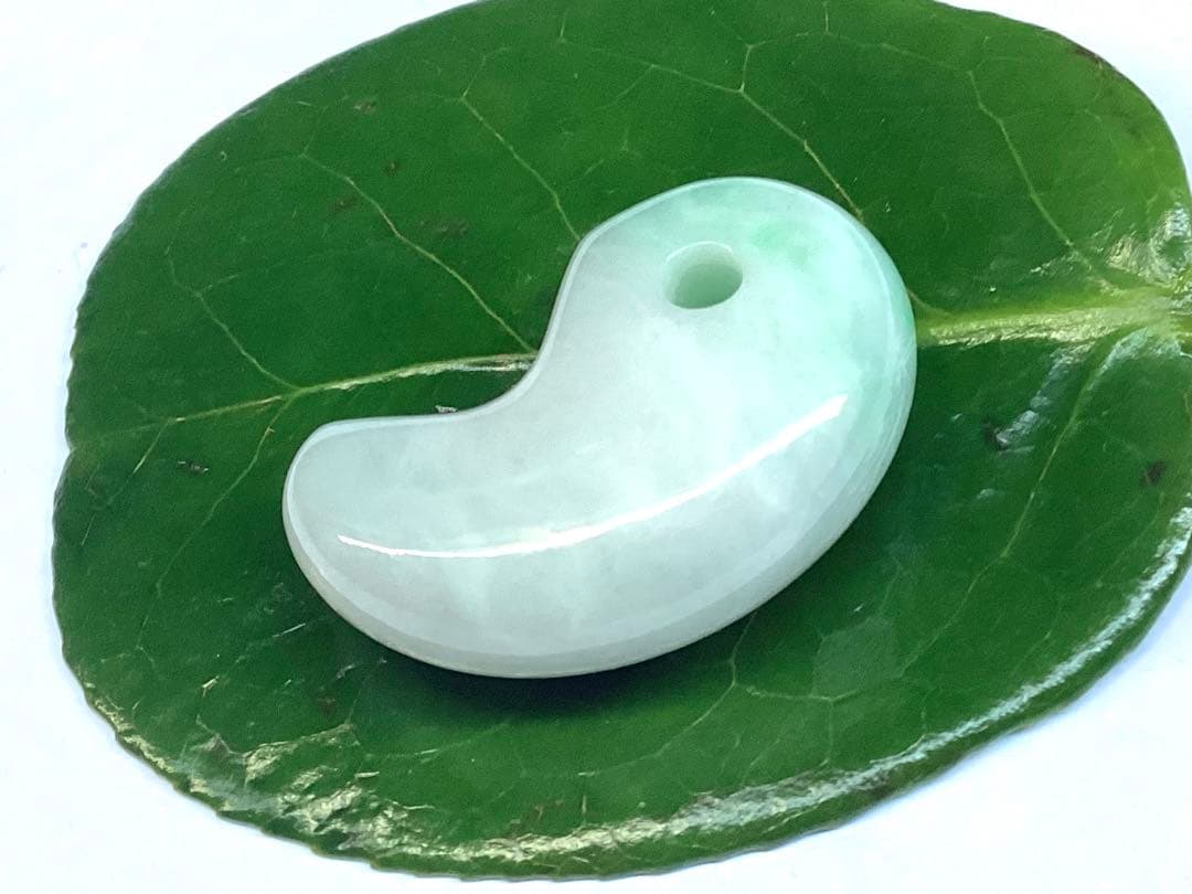 ✳premiumシリーズ　幸運の糸魚川翡翠翡翠 美麗 勾玉　御守りに　鑑別書付