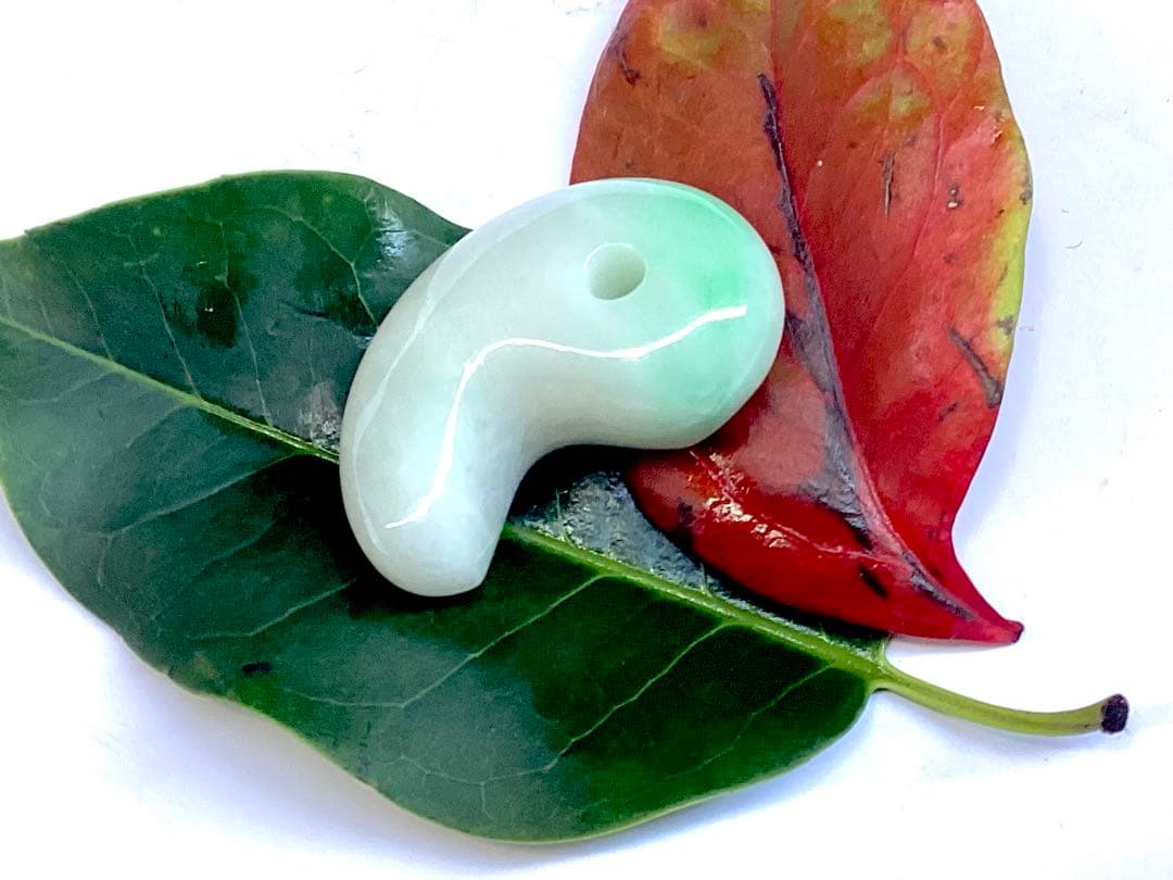 ✳premiumシリーズ　幸運の糸魚川翡翠翡翠 美麗 勾玉　御守りに　鑑別書付