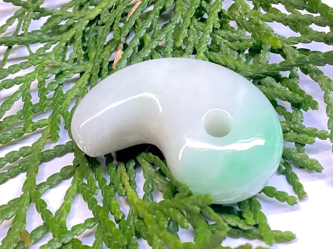 ✳premiumシリーズ　幸運の糸魚川翡翠翡翠 美麗 勾玉　御守りに　鑑別書付