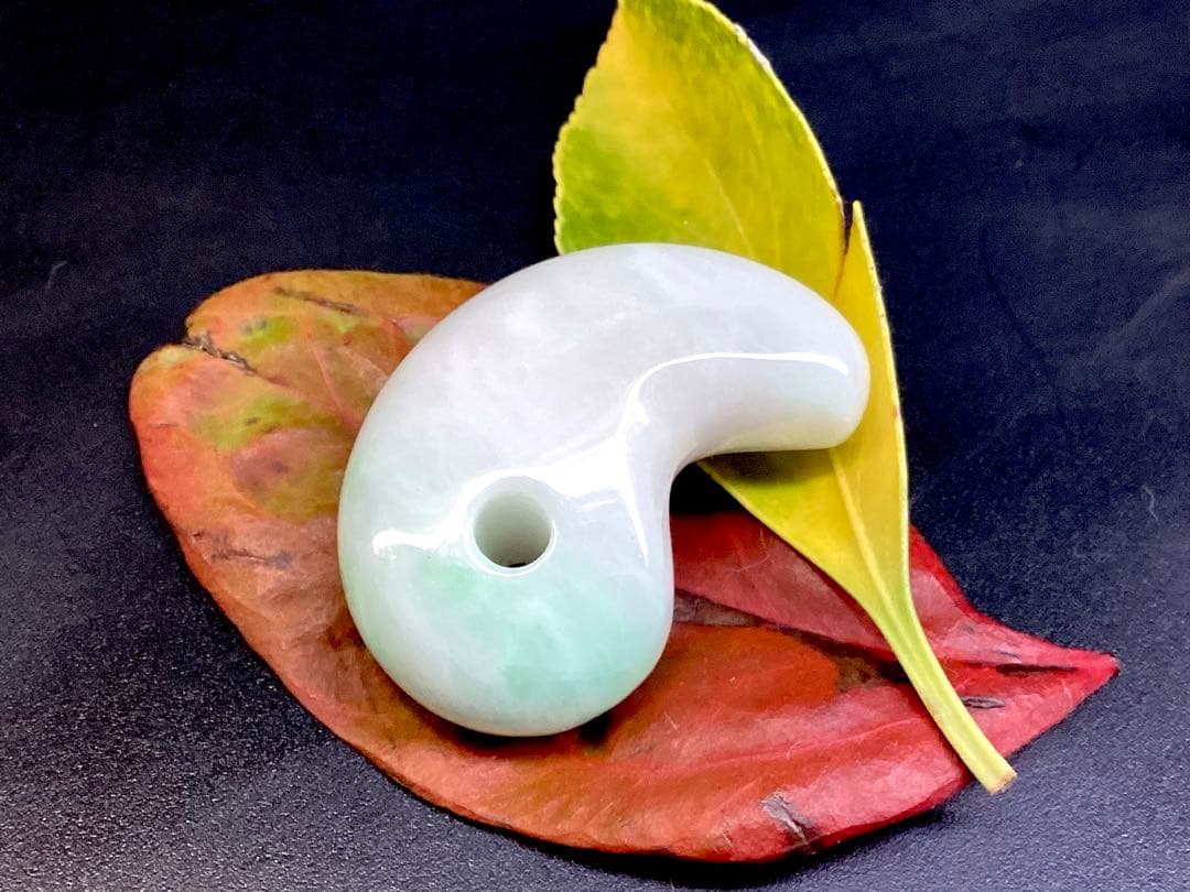 ✳premiumシリーズ　幸運の糸魚川翡翠翡翠 美麗 勾玉　御守りに　鑑別書付