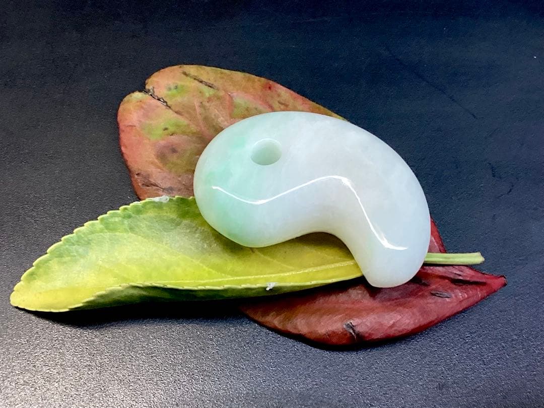 ✳premiumシリーズ　幸運の糸魚川翡翠翡翠 美麗 勾玉　御守りに　鑑別書付