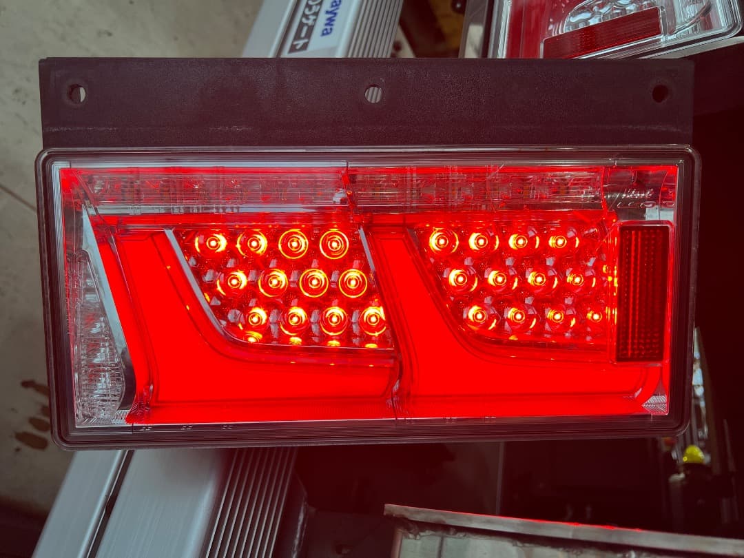 いすゞ ギガ 左テールランプ 中古 2連 KOITO レンズひび有