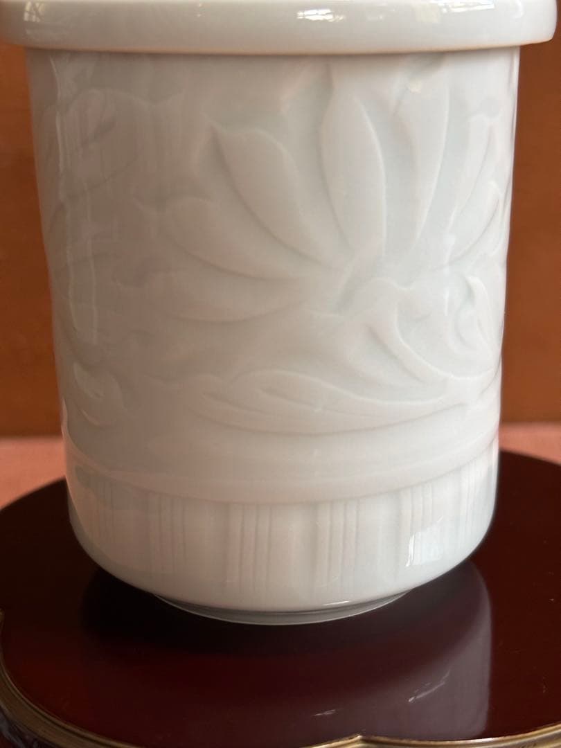 大英博物館日本人初個展鬼才澤田痴陶人作白磁彫刻文牡丹花繋囲垣文蓋付筒碗　未使用