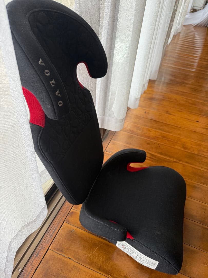 VOLVO ジュニアシート ブラック/レッド