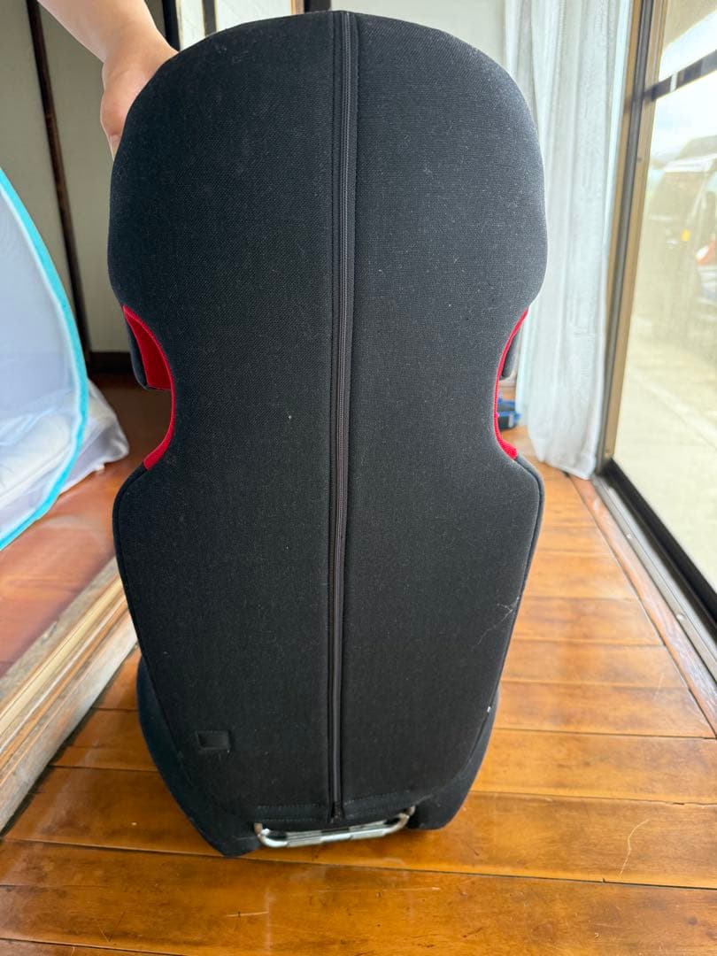 VOLVO ジュニアシート ブラック/レッド