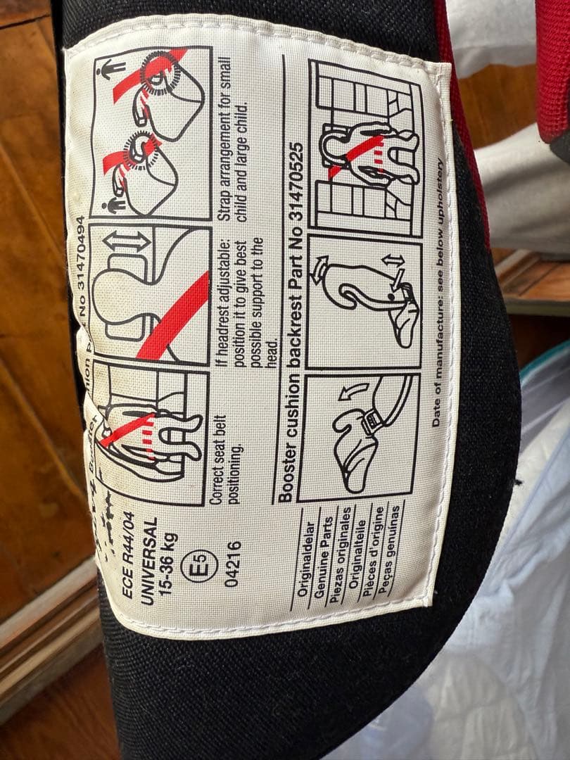 VOLVO ジュニアシート ブラック/レッド