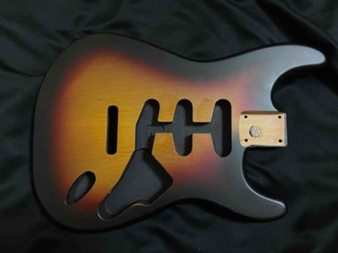 ストラトキャスター サンバーストボディとローストメイプルネックセット打痕の為特価