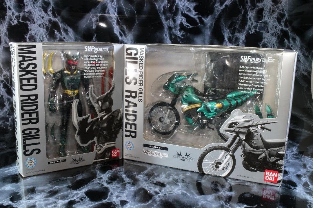 未使用 S.H.フィギュアーツ 仮面ライダーギルス &ギルスレイダー