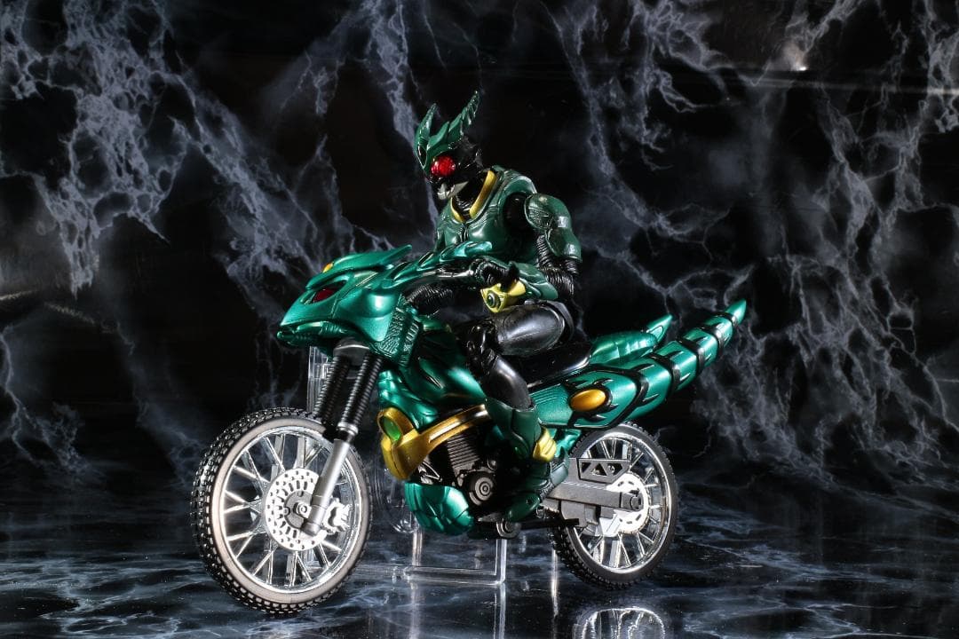 未使用 S.H.フィギュアーツ 仮面ライダーギルス &ギルスレイダー