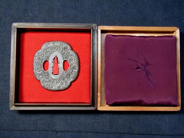 02★武具　刀装具　刀　脇差　銅鍔　金象嵌　菊文　木瓜型　箱付★