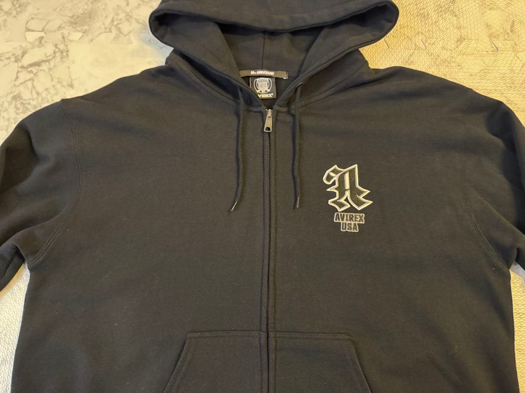 【極美品】AVIREX 50周年 グラフィック ジップアップ パーカー 2XL