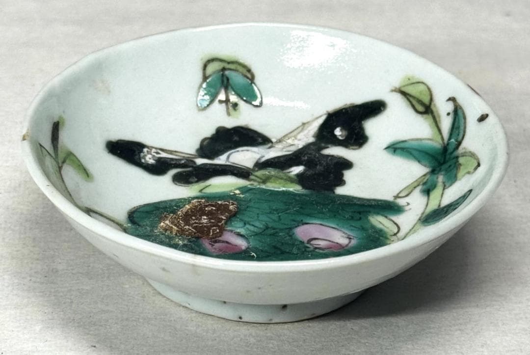 清 同治時代 粉彩花石蝶紋皿 歴史唐物 琺瑯彩 伝世品焼物 中国 WWTT125