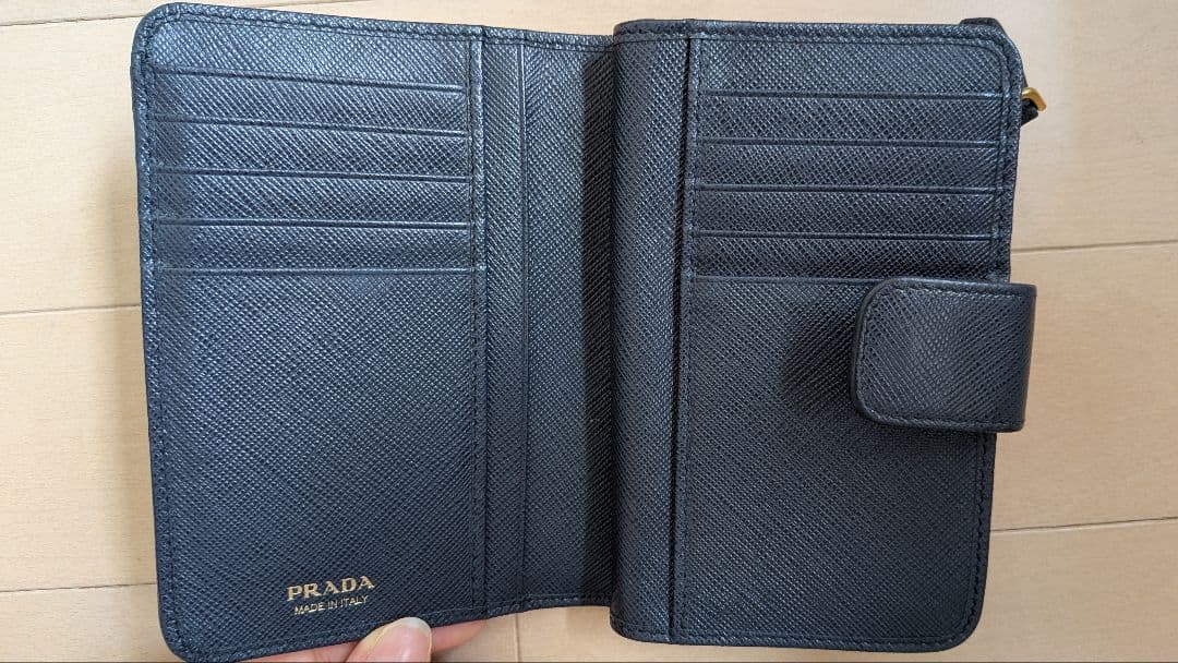 PRADA ネイビーレザー 二つ折り財布