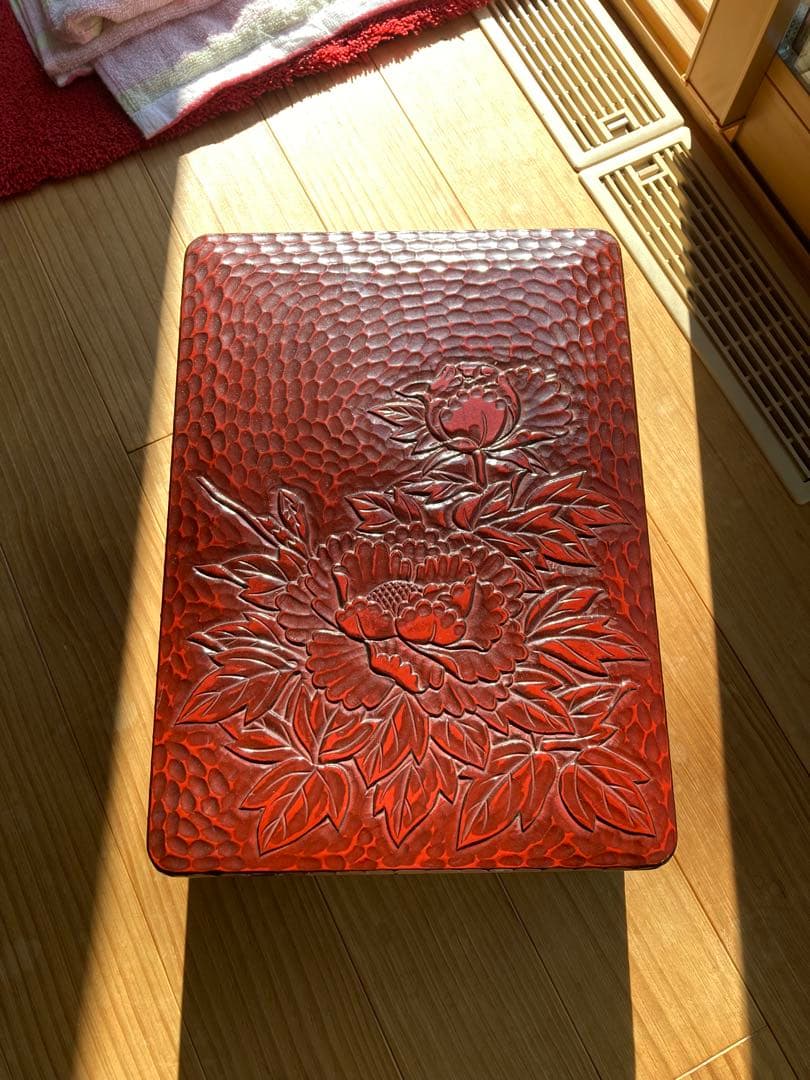 赤い漆器 花彫刻