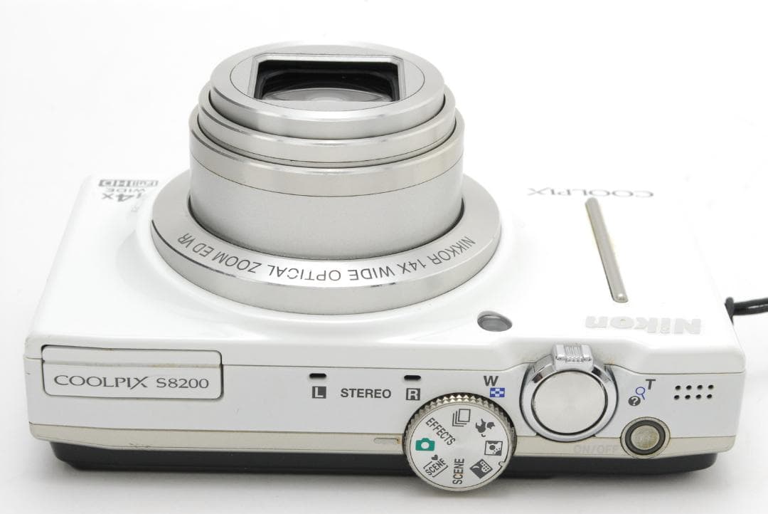 Nikon COOLPIX S8200 本体と付属品