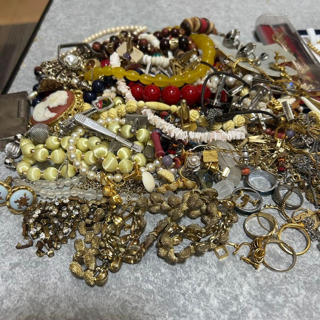 遺品整理　アクセサリーまとめ　ジャンク