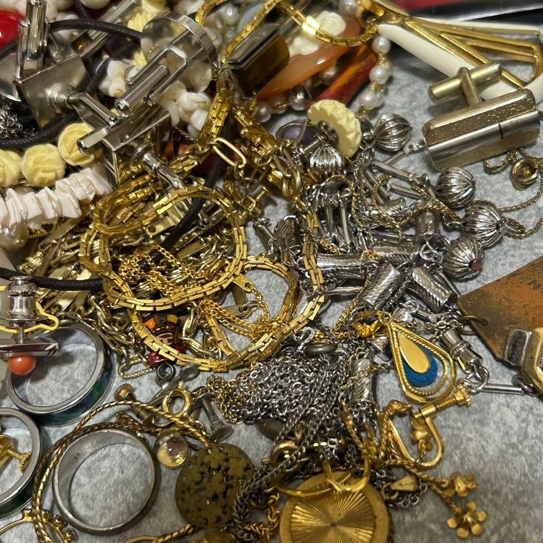 遺品整理　アクセサリーまとめ　ジャンク