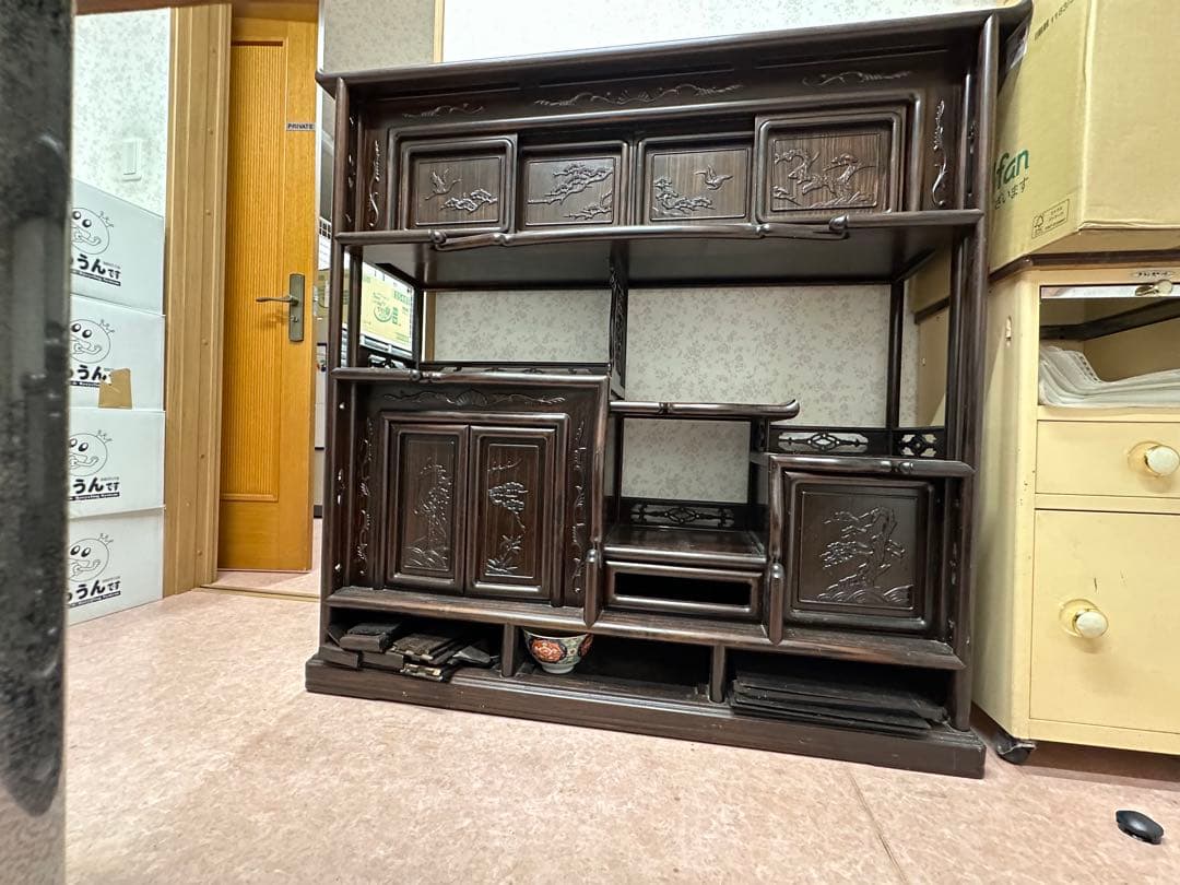 黒檀　収納棚　違い棚　木製彫刻装飾収納棚 大きめ