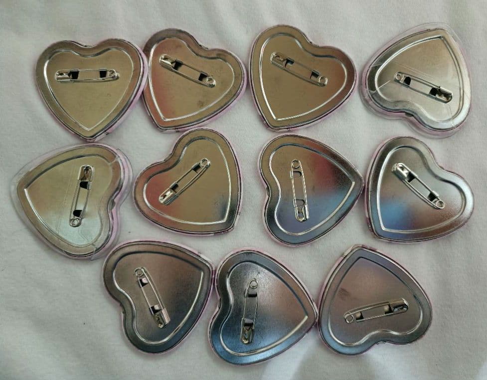 すとぷり　さとみ　ハートの缶バッチ　アニメイト特典　デフォ