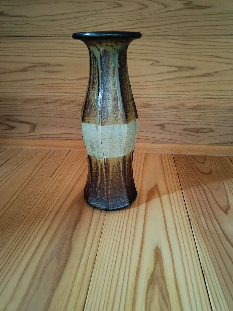 山本教行作　灰釉掛分面取花入