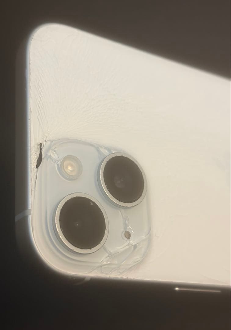 iPhone15 256GB SIMフリー ジャンク（背面割れ）