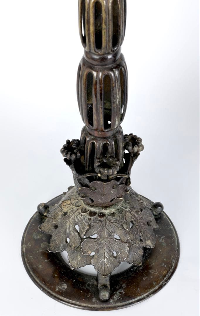 【大型燭台一対】透彫菊花文 細密彫刻 蝋燭立 仏教美術 仏壇 仏具 骨董 古美術