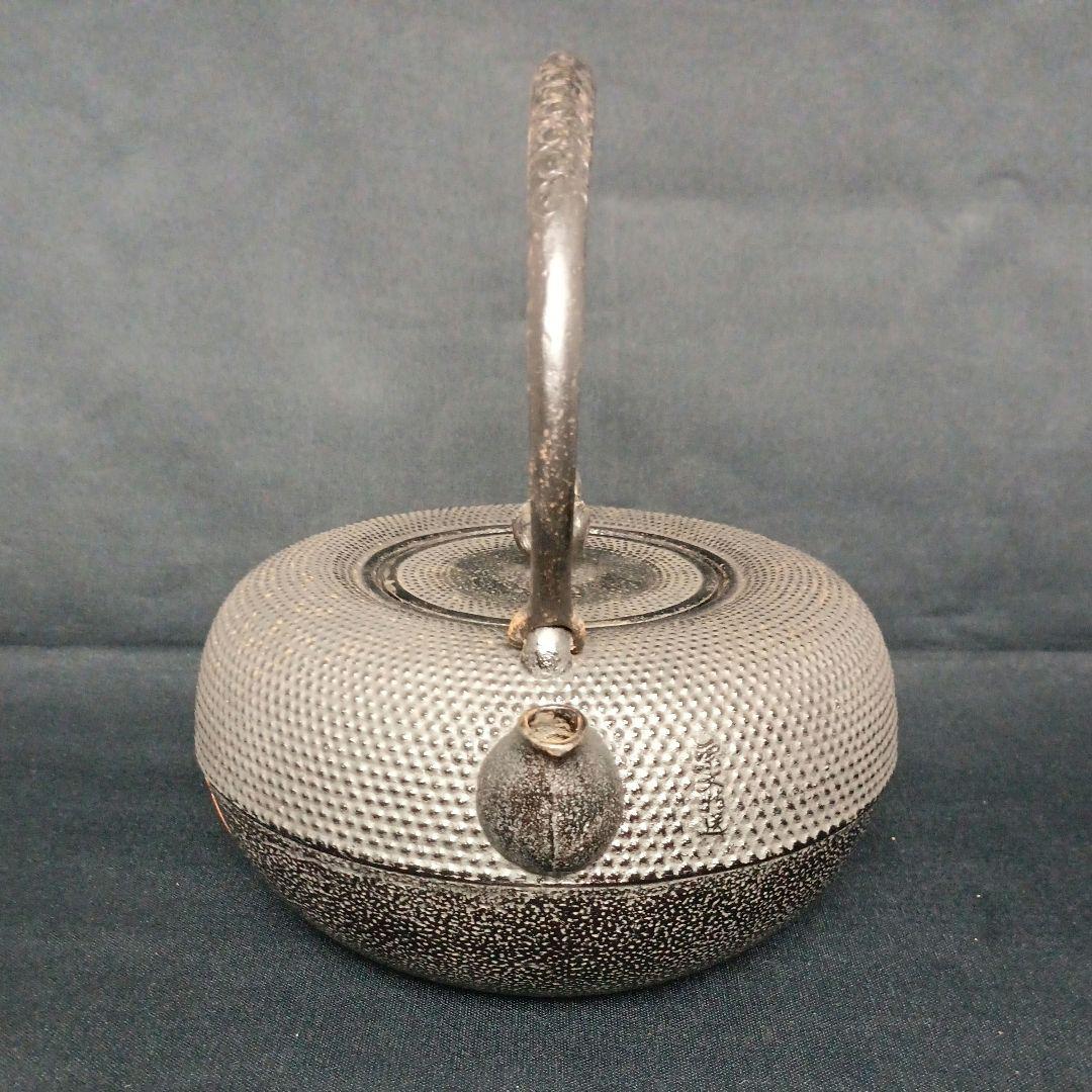 栗文特選 霰地紋 平丸形 蕾摘蓋 鉄瓶