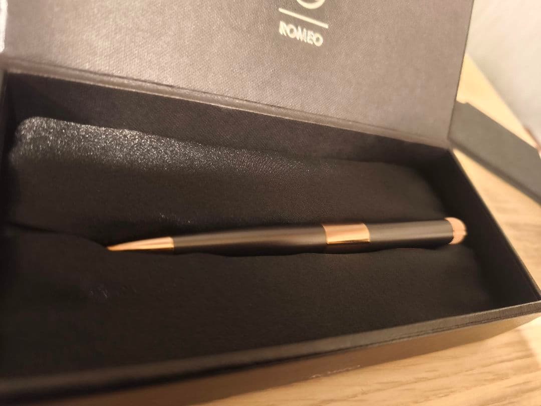 伊東屋ロメオNo.3ボールペン細軸　ガンメタル、アプリコットゴールド限定品