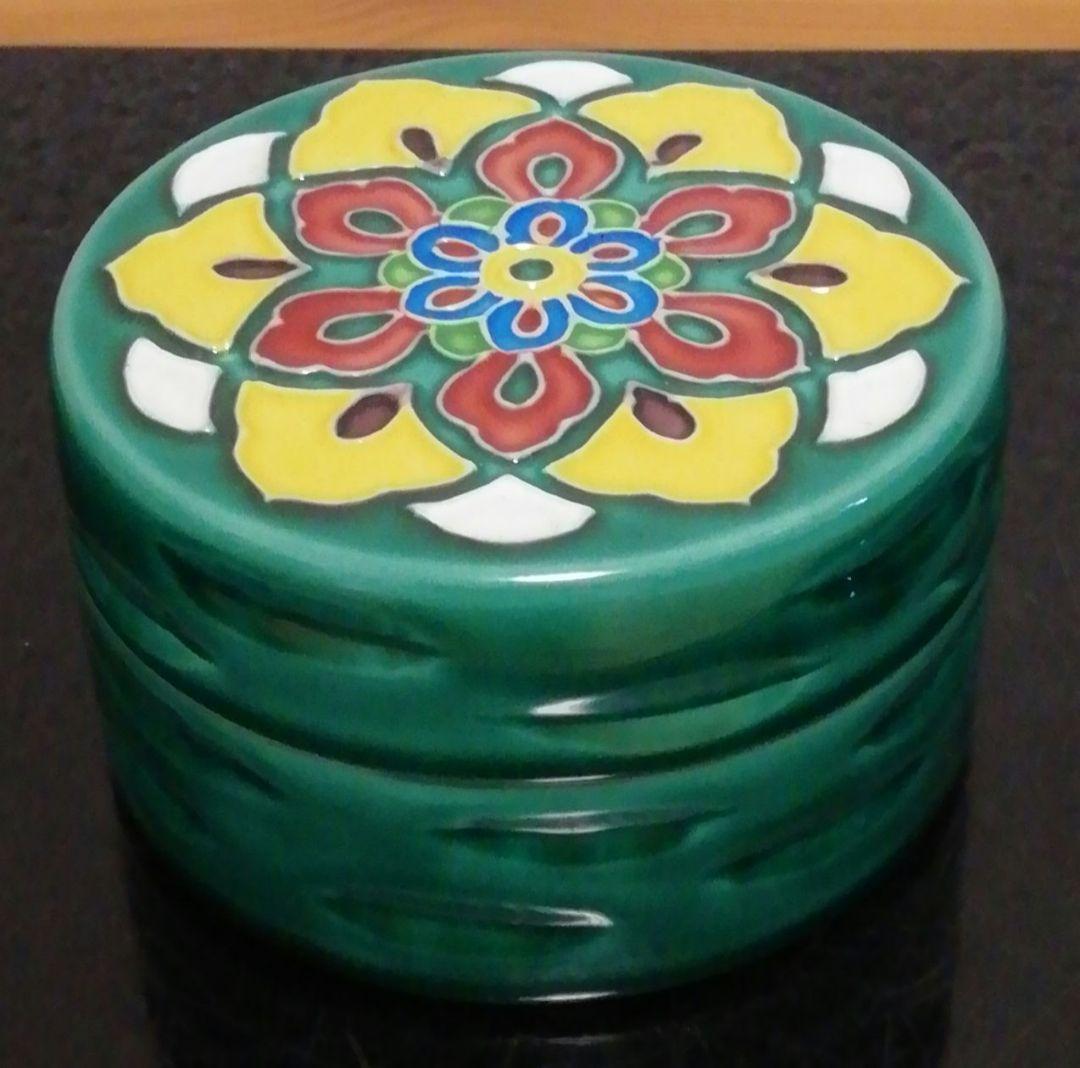 小峠葛芳作　丹山　青交趾　花文　香合　共箱　共布　略歴付　茶道具