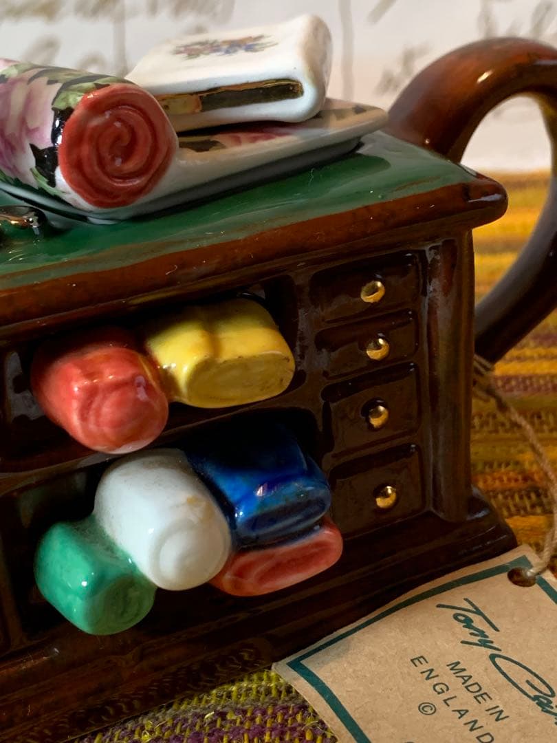 イギリス製　ビンテージのトニーカーターの可愛い服屋さんの手書きのポット！