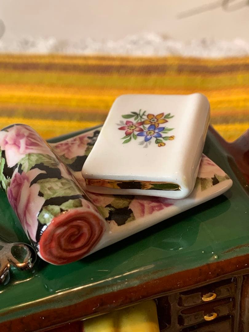 イギリス製　ビンテージのトニーカーターの可愛い服屋さんの手書きのポット！