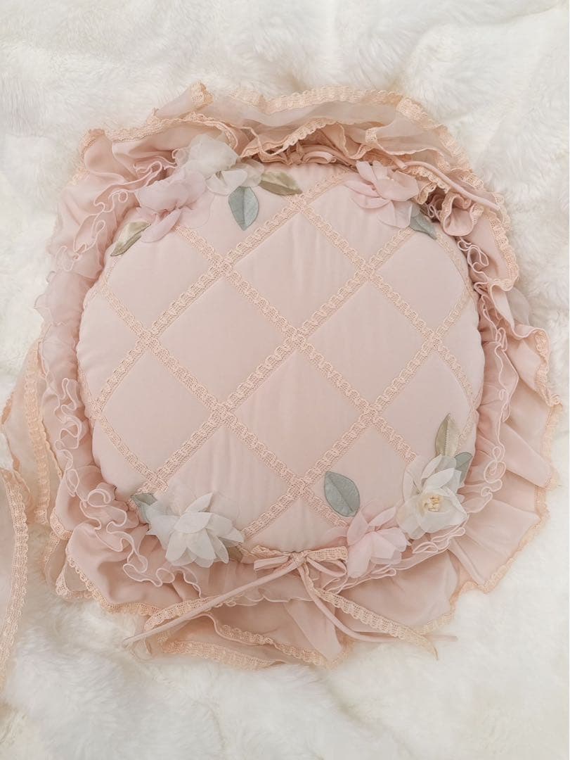 新品未使用さえらベルパーチフリフリのフリル付きピンク円形クッション約45cm