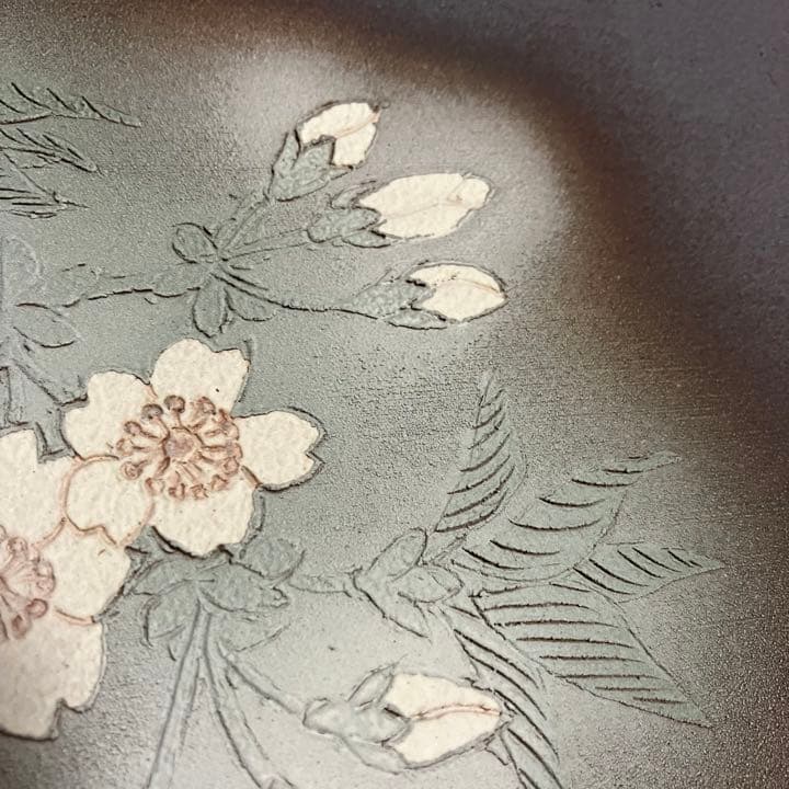 備前焼　重厚感ある作家もの陶板画　霞に桜　ガラス付きシルバーフレーム