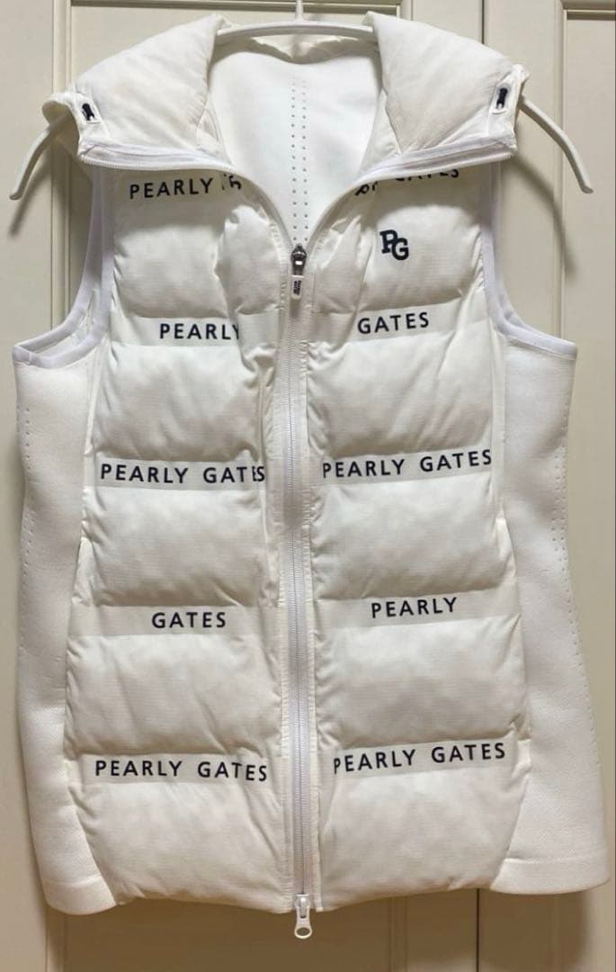 PEARLY GATES フード付き中綿ベスト ホワイト1