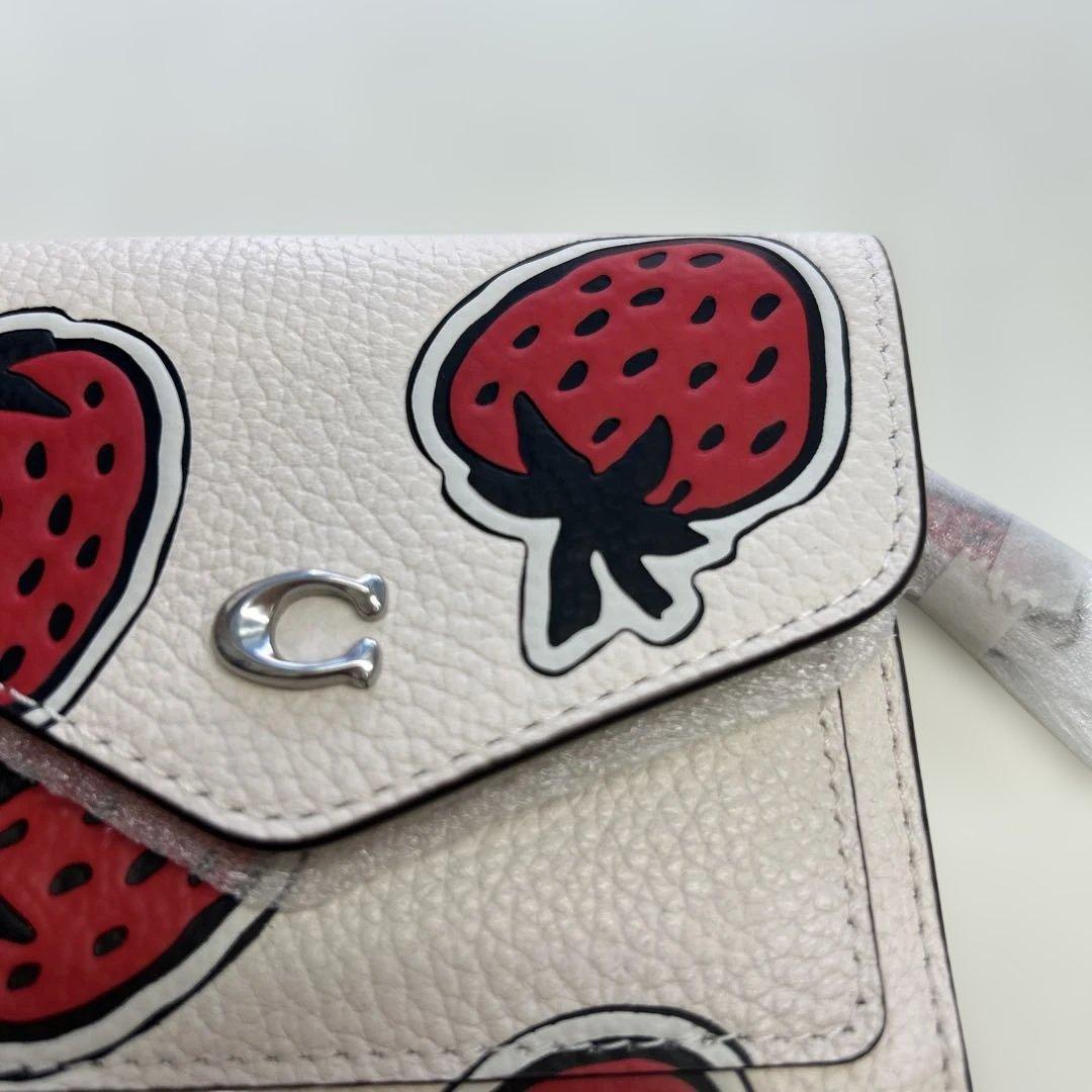 COACH イチゴ柄 二つ折り財布 新品未使用