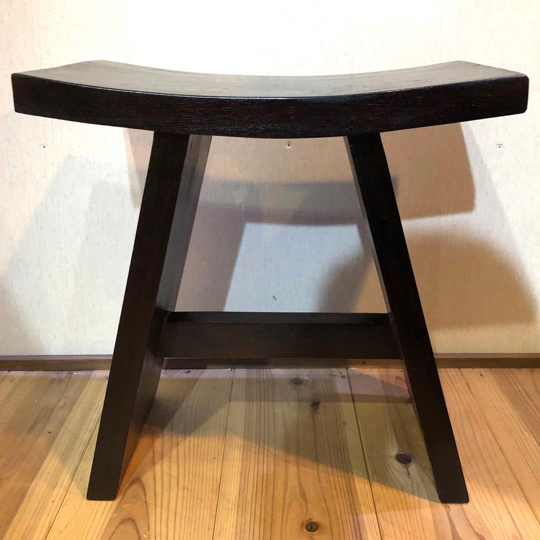 ずっしりとしたチーク材のスツール ダークカラー 腰掛 椅子 チーク無垢材