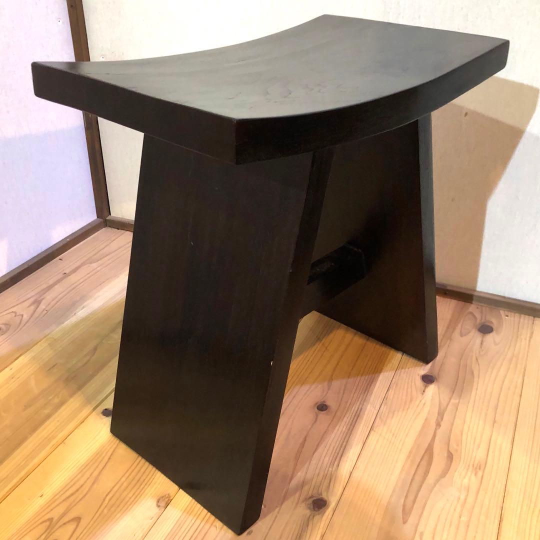 ずっしりとしたチーク材のスツール ダークカラー 腰掛 椅子 チーク無垢材