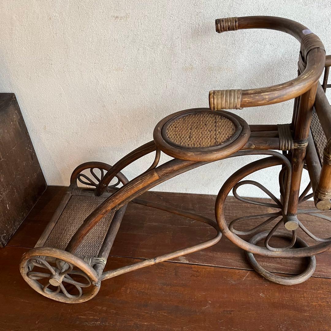 ラタンでできた三輪車　店舗什器 置物