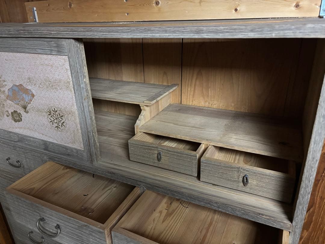 木製家具　 桐箪笥？　伝統的な和風デザイン
