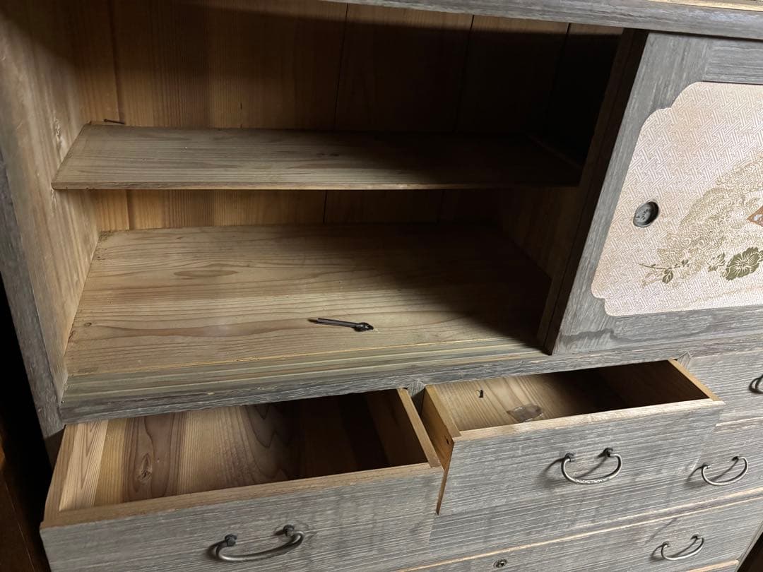 木製家具　 桐箪笥？　伝統的な和風デザイン