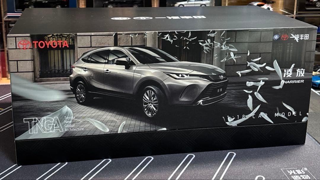 1/18 トヨタ ハリアー スティールブロンドメタリック フル開閉モデル