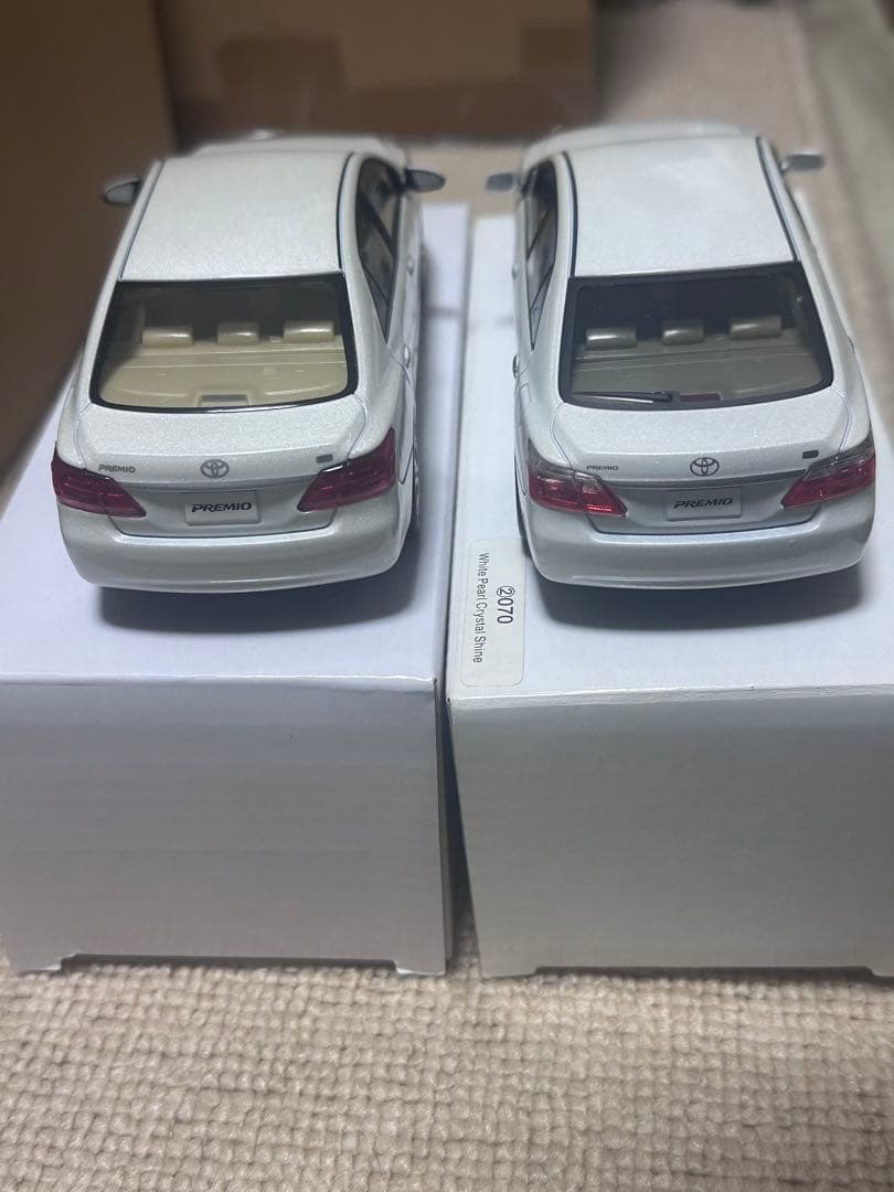 トヨタ　プレミオ　カラーサンプルミニカー　ホワイトパール　2台セット