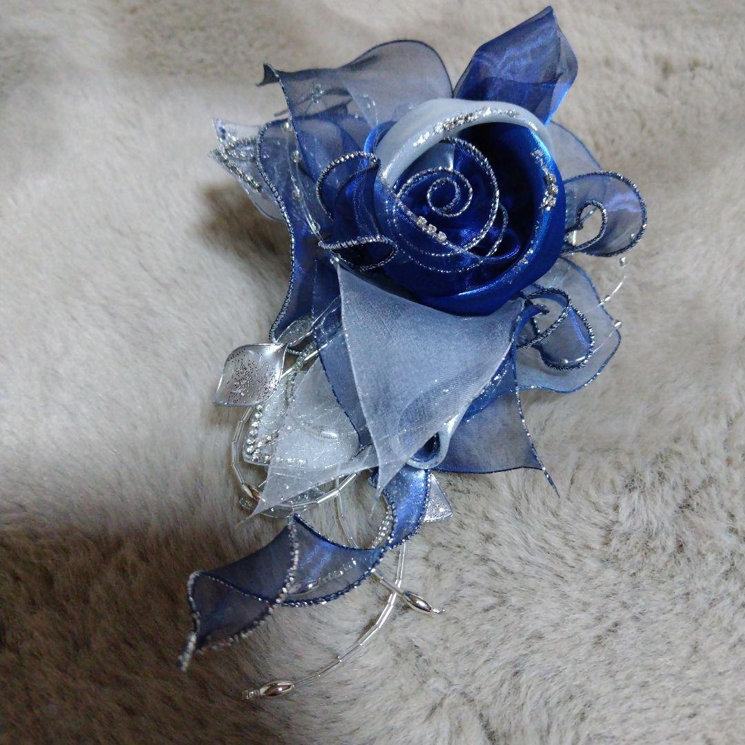東京ソワール青と白のバラ ブローチ