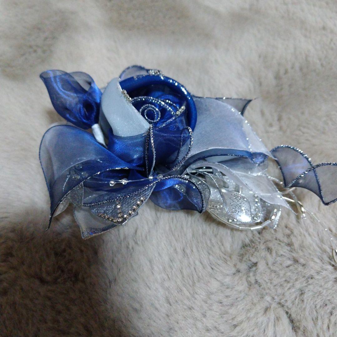 東京ソワール青と白のバラ ブローチ