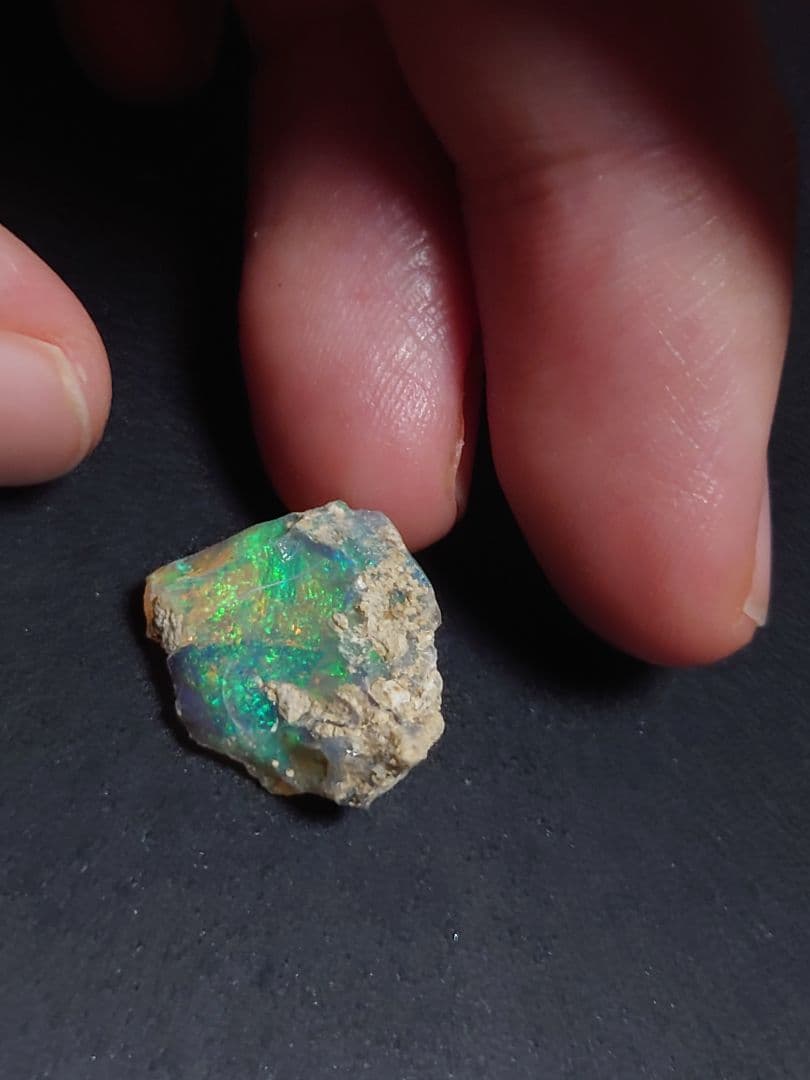 エチオピアウェロ産オパール　ピンファイア　ジュエリー　グレード　鉱物標本　原石