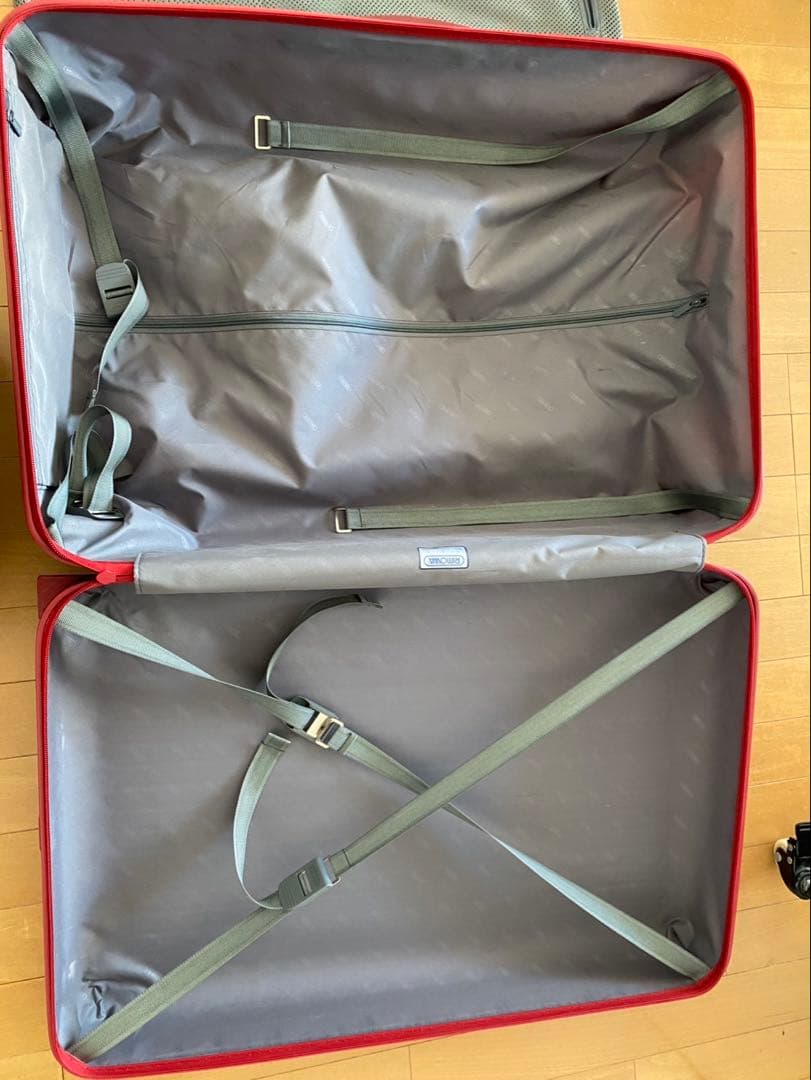 リモワスーツケースです。80-90リットル。