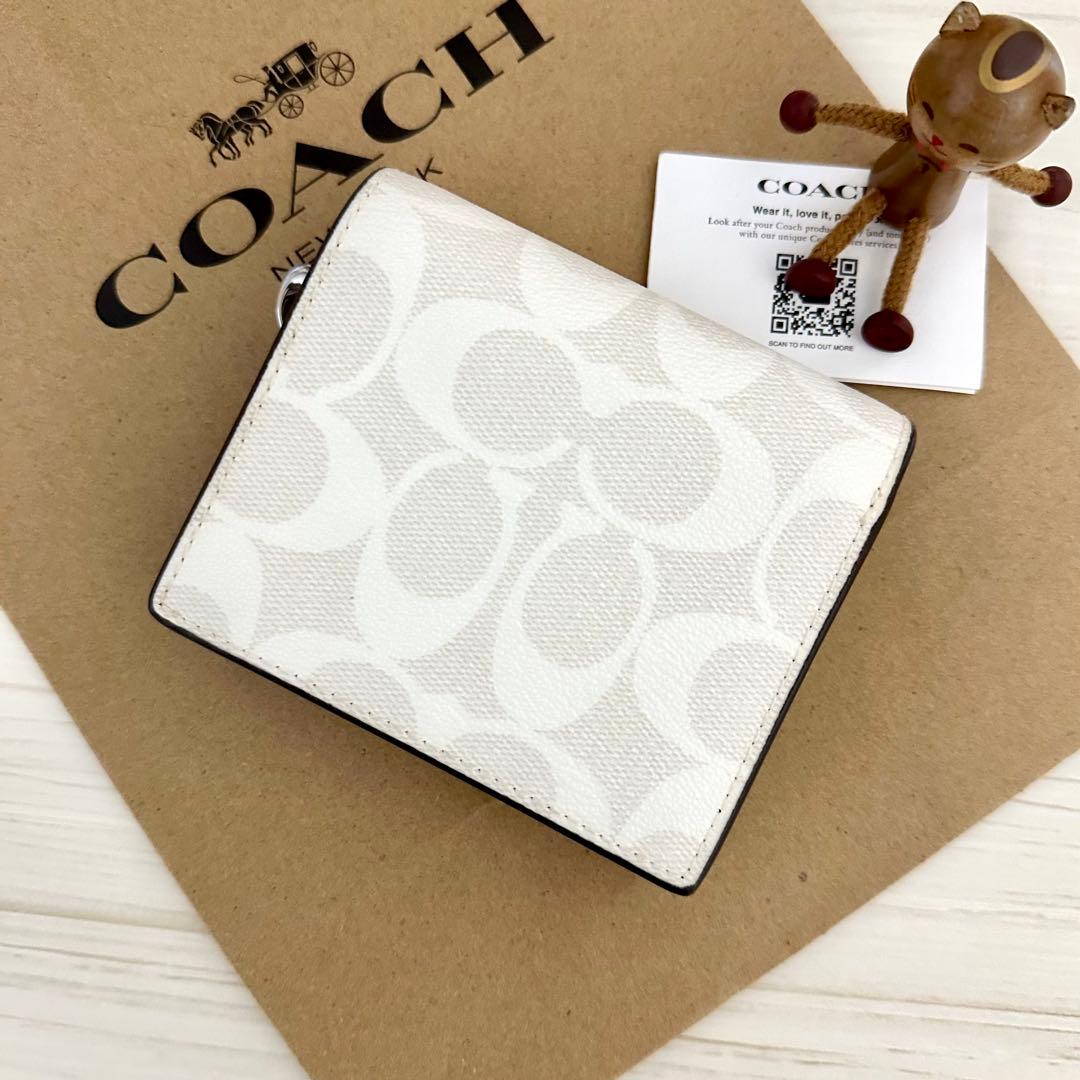 限定カラー！ 新品 COACH コーチ　折り財布　ホワイト 二つ折り財布