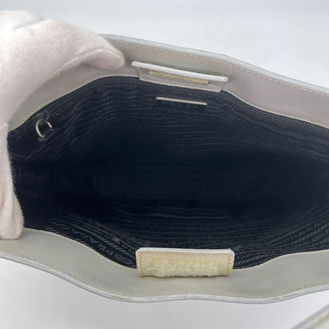 PRADA ワンショルダーバッグ 肩掛け ロゴ金具 カーフレザー オフホワイト